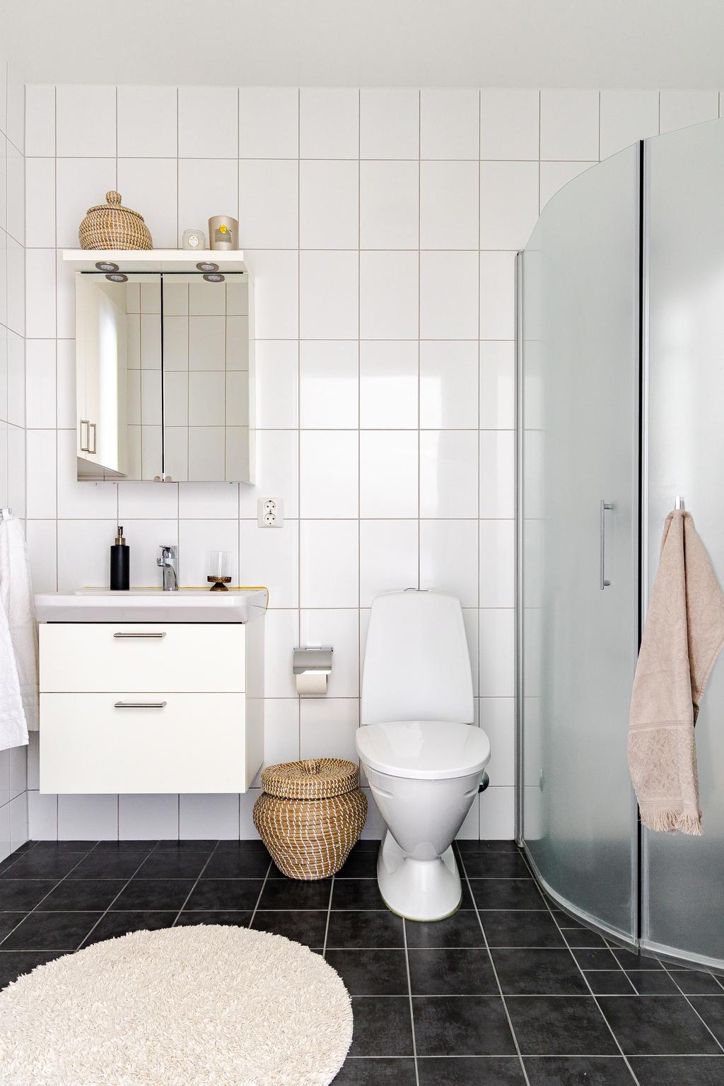 Badrummet är helkaklat och elegant, utrustat med både tvättmaskin och torktumlare för maximal komfort.