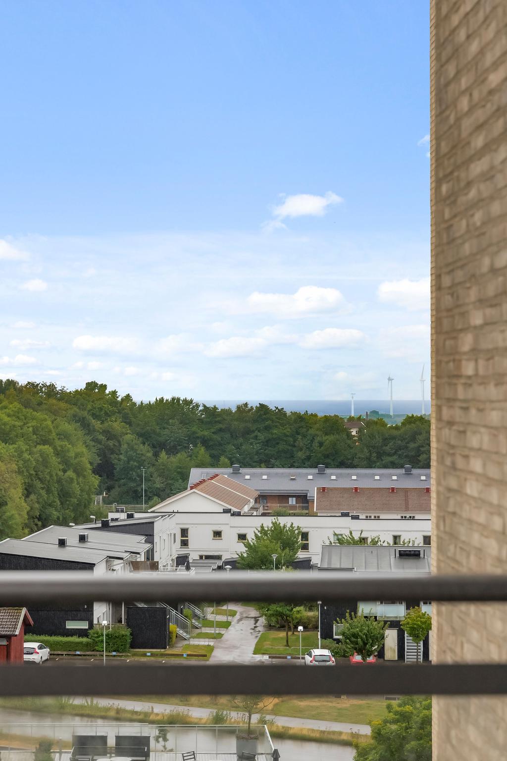 Lägenheten har tillgång till en fantastisk öppen balkong i östläge. Spendera härliga dagar med vy mot områdets skogspartier