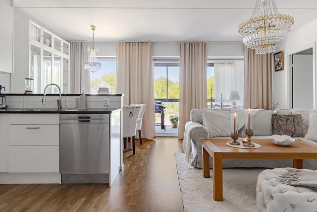 Tvårummare i nyskick med inglasad balkong och egen garageplats