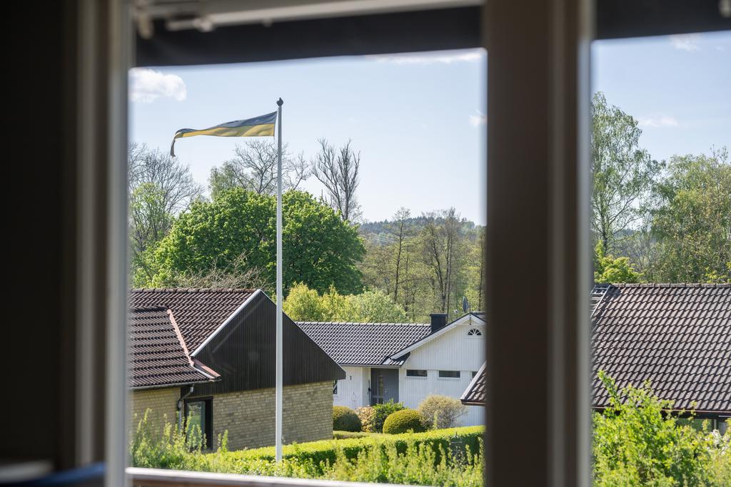 Bakom träden ligger sjön