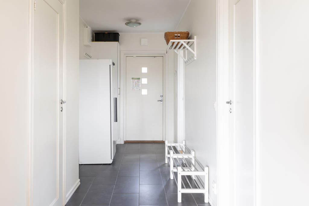 Väl tilltagen hall med såväl förvaring, torkskåp och helklinkat golv