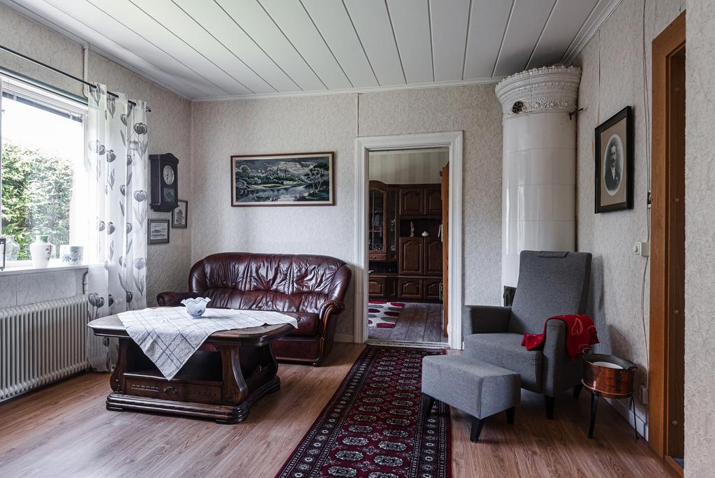 Vardagsrummet, i dörröppningen ser du allrummet