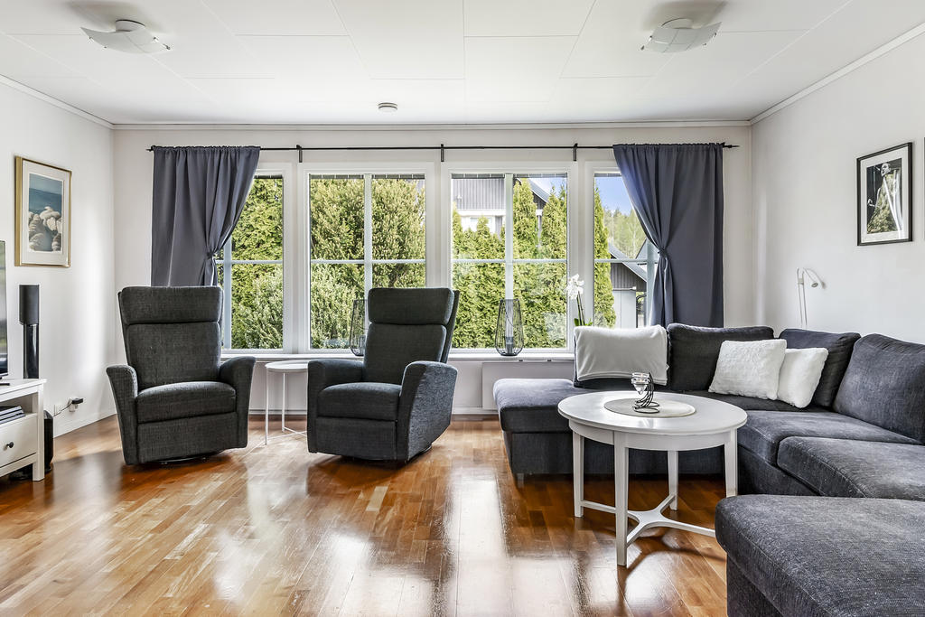 Fint ljusinsläpp från stora fönster