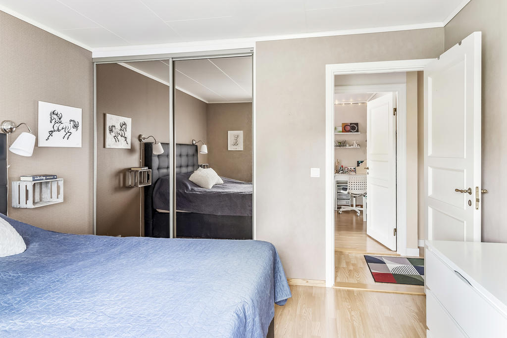 Sovrum 1 med inbyggda garderober