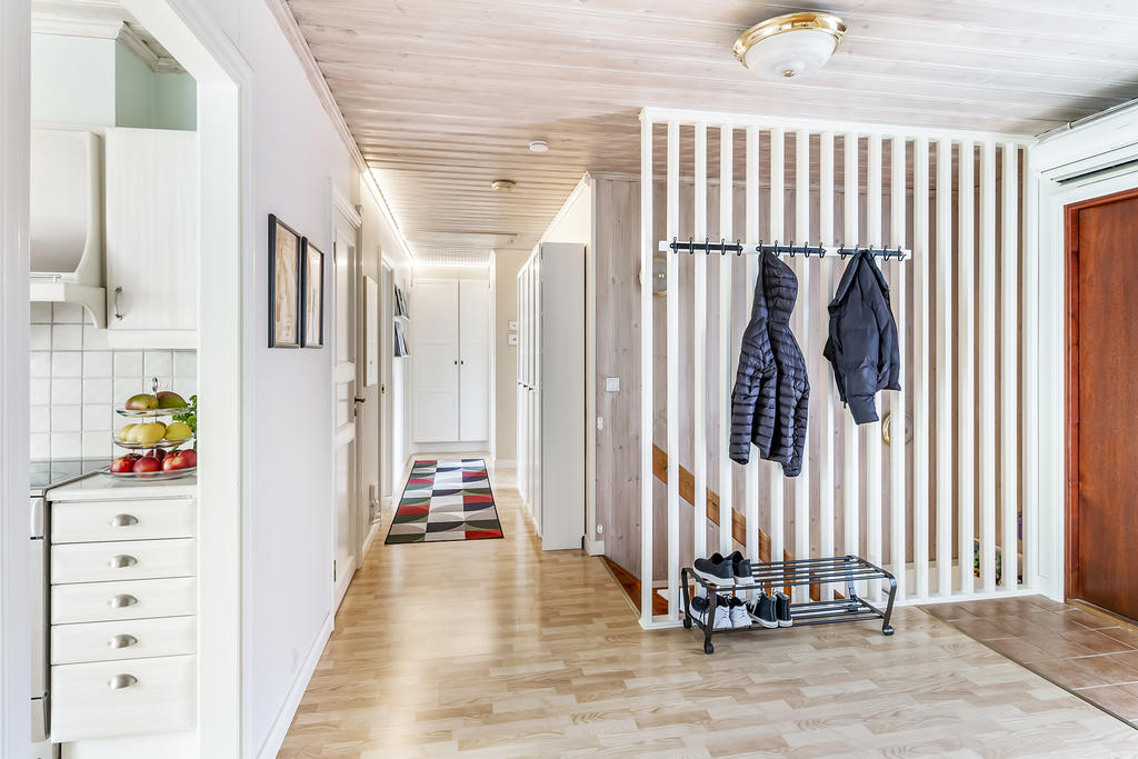 Inre hall med trappa ned till källare