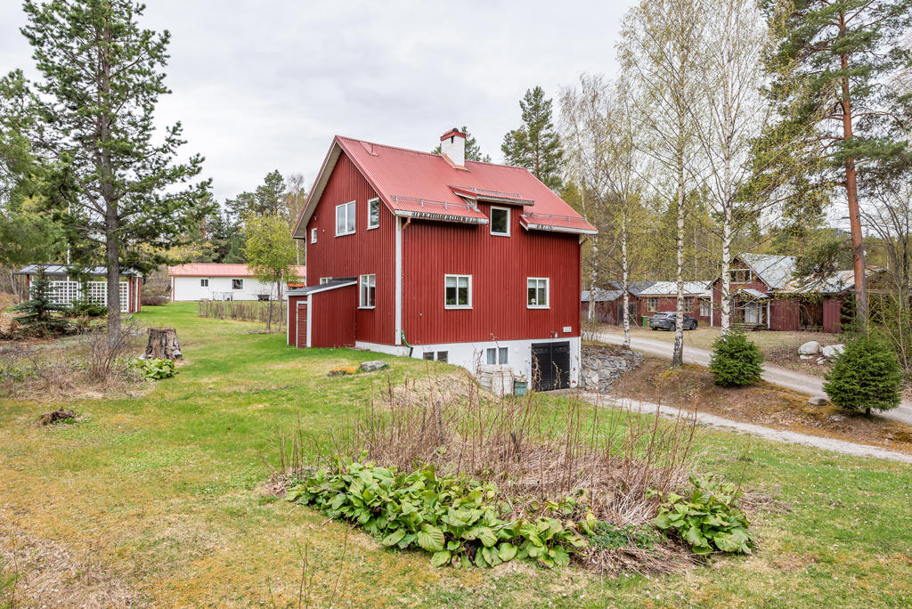 I souterrängplanet finns ett skotergarage