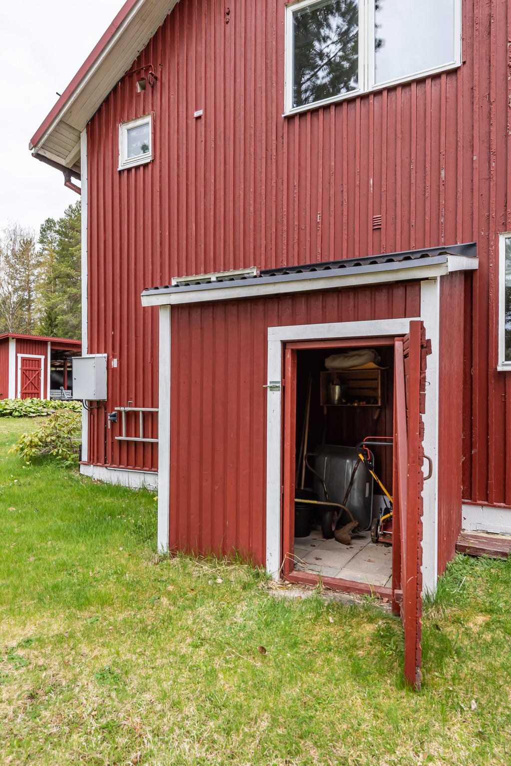 Praktiskt förråd för trädgårdsutrustning