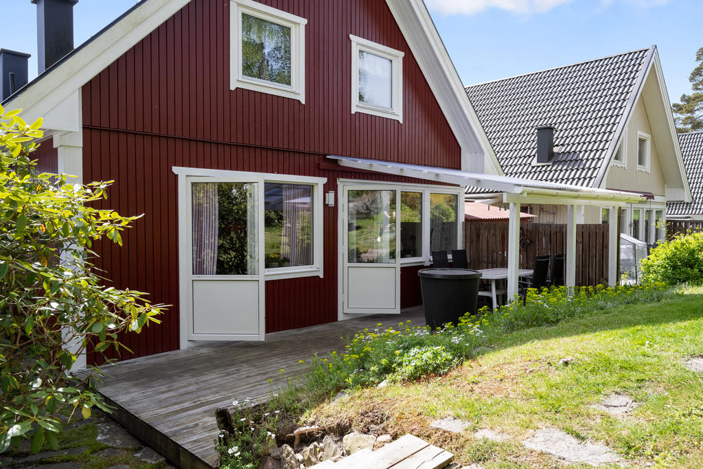 Utgång till altanen via köket och vardagsrummet