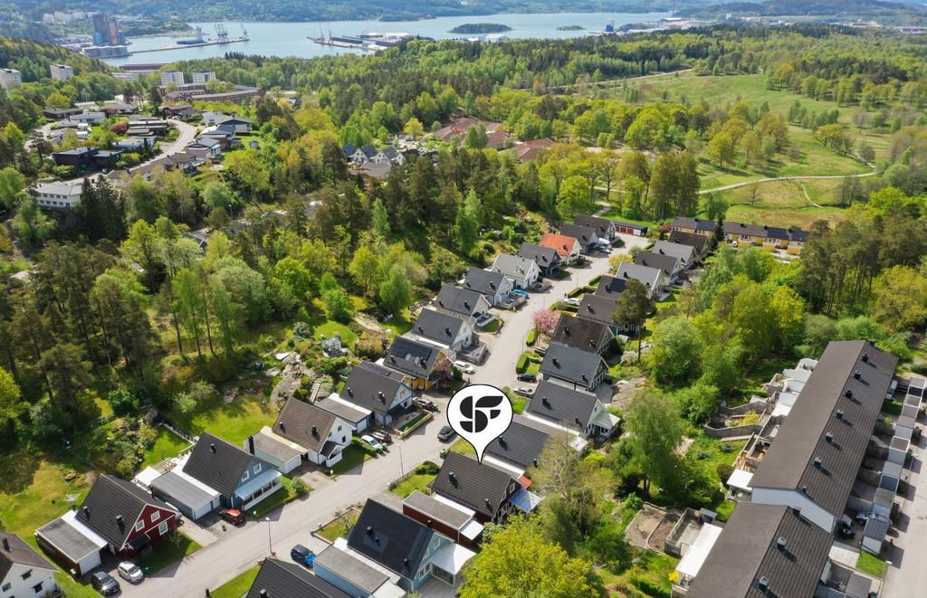 Fasseröds förskola och Sandersdalsskolan finns bara ett stenkast bort. Busshållsplats på bekvämt avstånd bara några hundra meter från huset