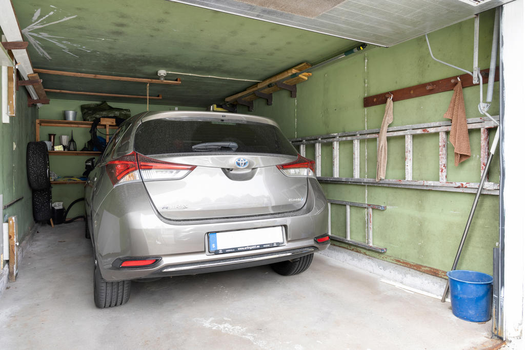 Parkera en bil i garaget och 1-2 bilar på uppfarten precis utanför