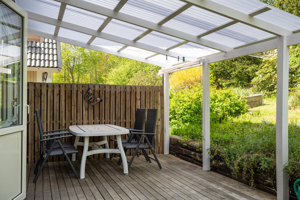 Altanen är delvis under tak vilket gör att man kan nyttja uteplatsen flitigt under både vår, sommar och höst
