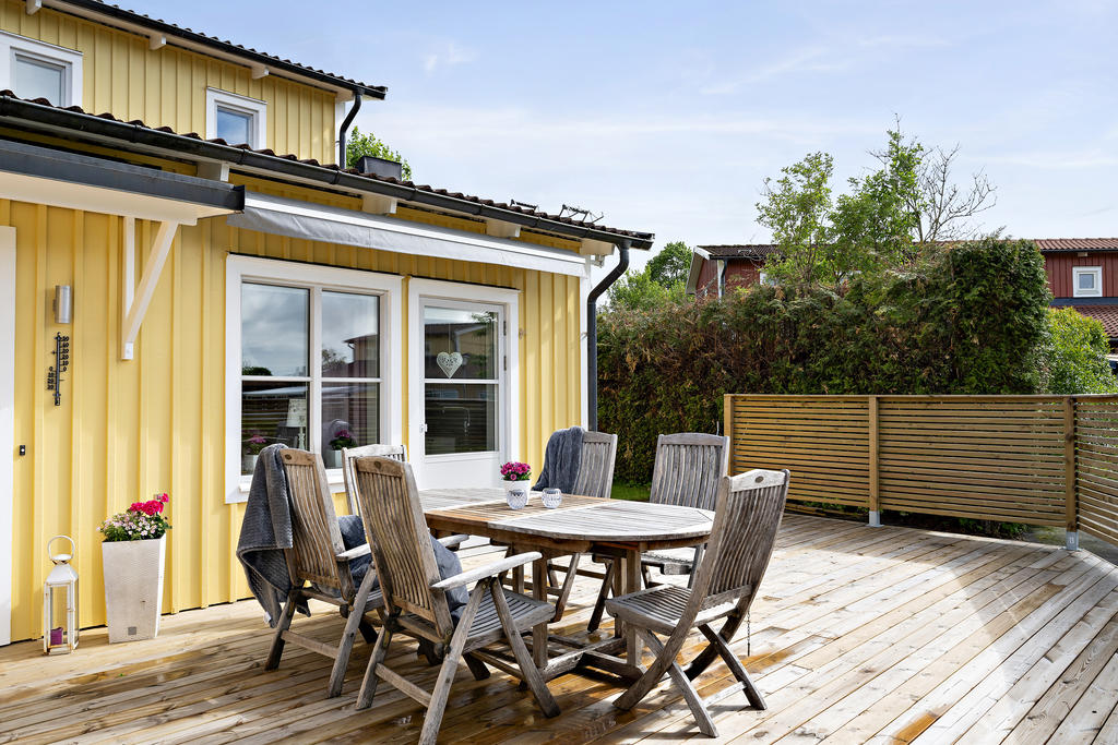 Stor härlig terrass med plats till både matgrupp och loungegrupp 