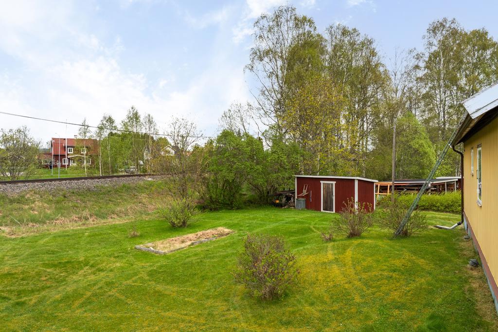 Fina gräsytor och en redskapsbod 