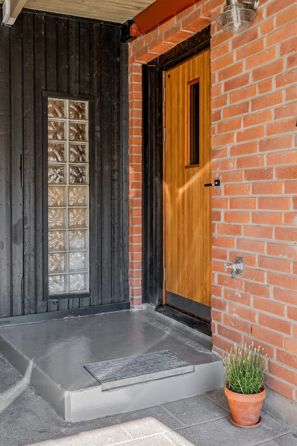 Fin entré med Yale doorman installerat på ytterdörren.