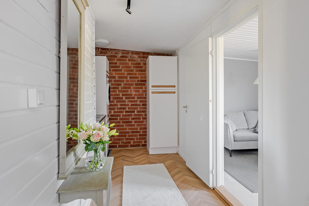 Via tvättstugan nås yterliggare ett sovrum, kontor eller allrum.