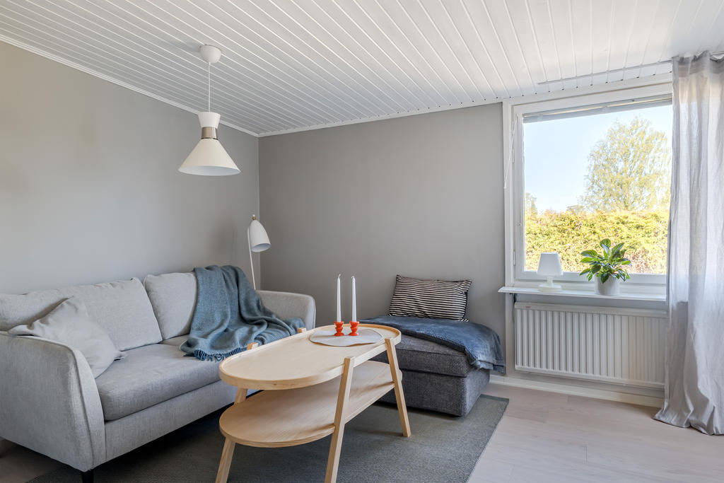 Även här ligger det enstavs-parkett och målade väggar. 