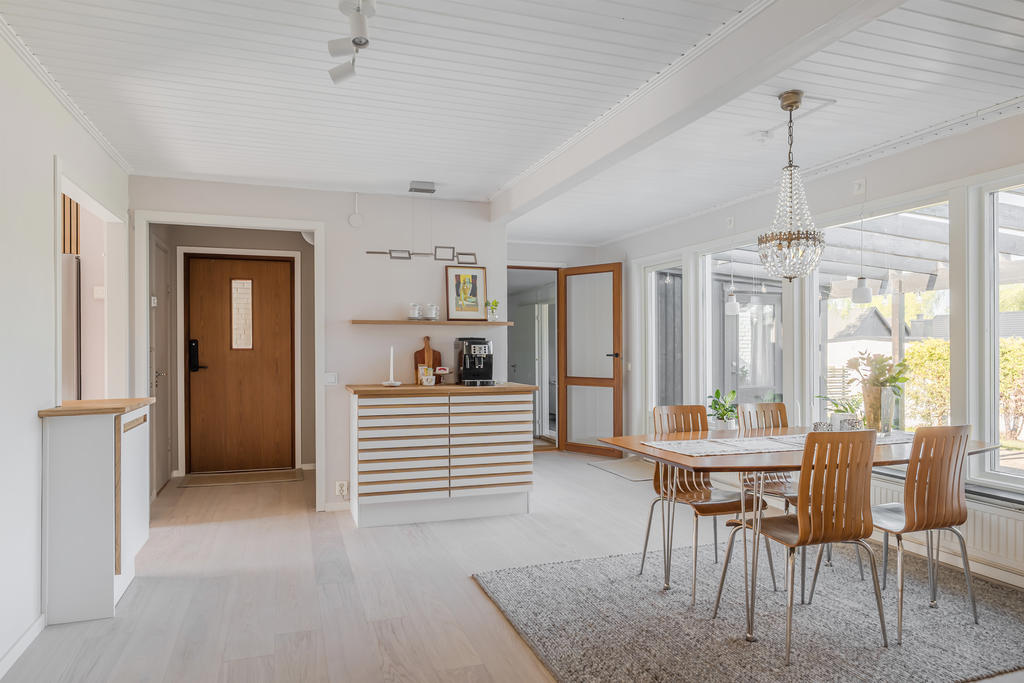 Öppen planlösning präglar hela bostaden. Stor matsalsdel med enstavs-parkett och harmoniska färgval.