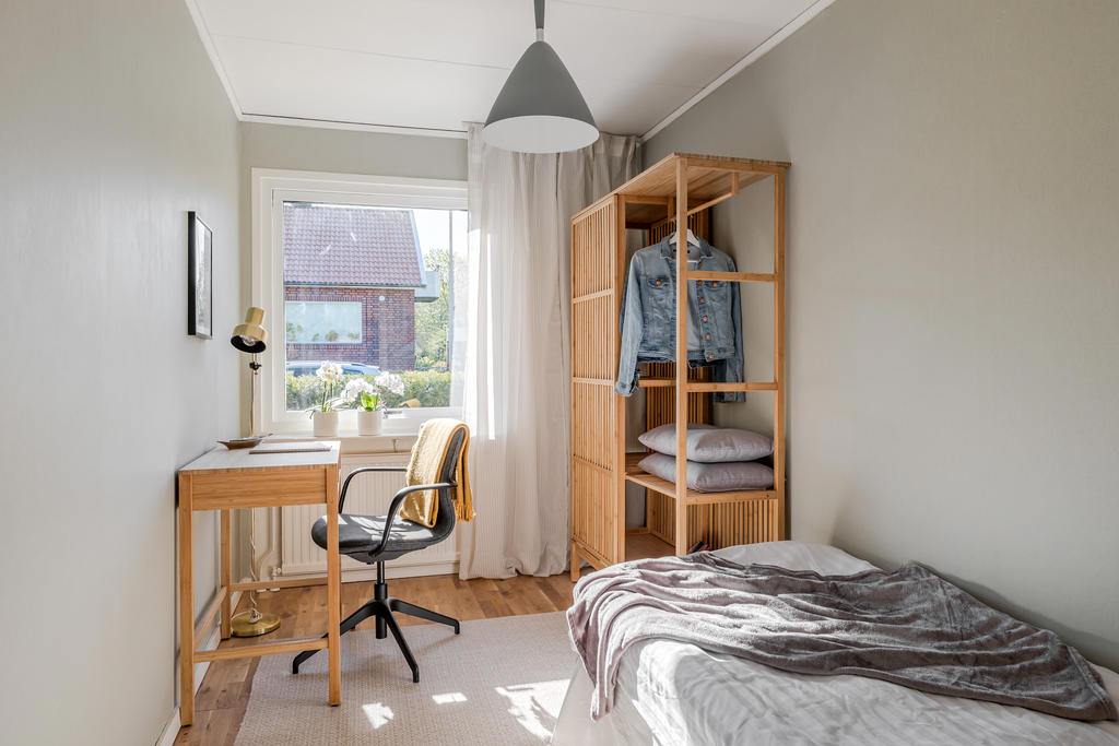 Mysigt sovrum med plats för säng och skrivbord. Parkettgolv och målade väggar.