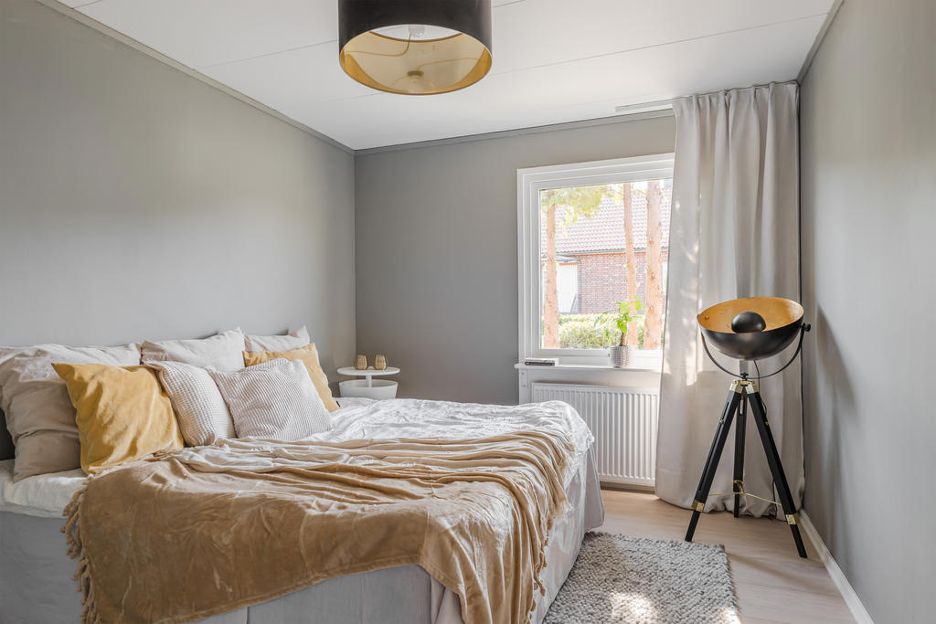 Stort härligt sovrum med plats för dubbelsäng. Enstavs-parkett och målade väggar.