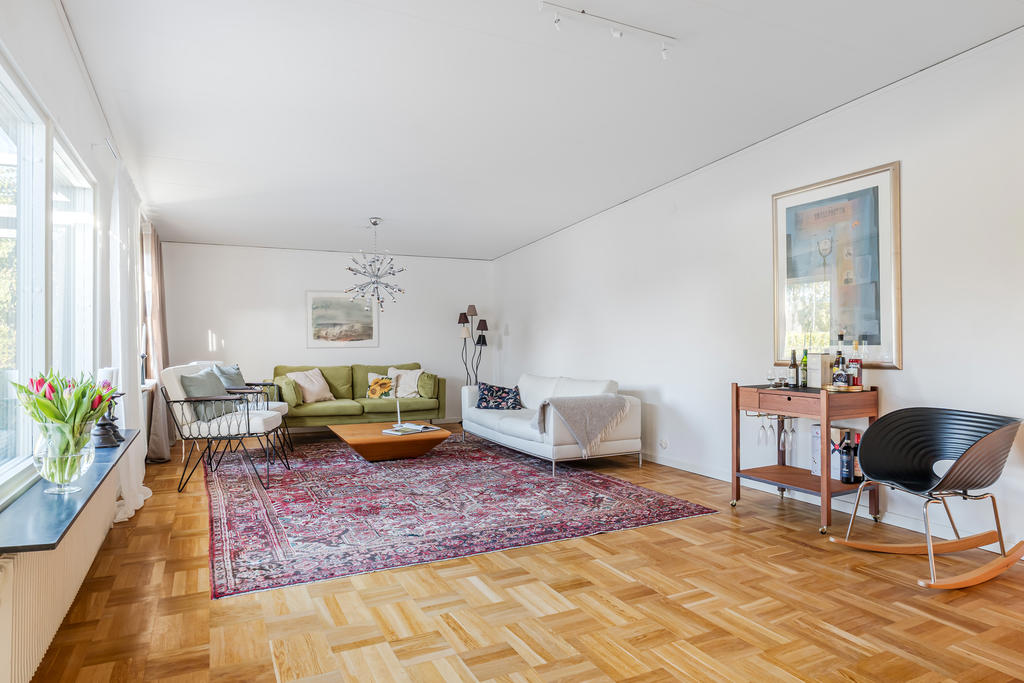 Sort härligt vardagsrum som enkelt kan delas av till ytterligare ett sovrum om behover finns. Fin stavparkett och målade väggar.