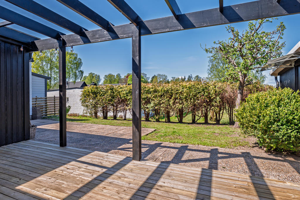 Underbar altan med eftermiddag och kvällssol. På andra sidan dem insynsskyddade buskarna finner man samfälligheten stor grönområde.