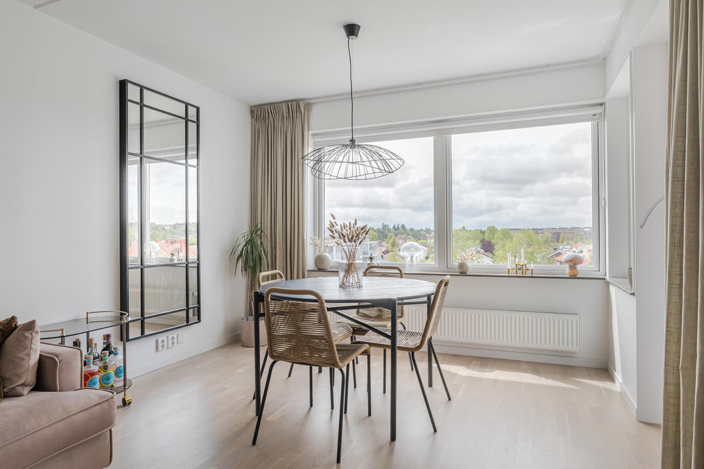 Fint ljusinsläpp och plats för matbord