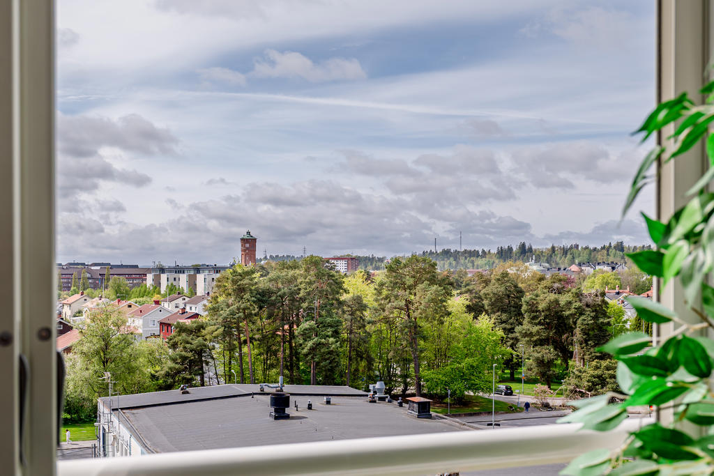 Högt, fritt läge med vy över staden