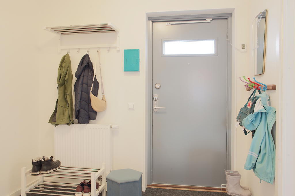 Ingång till en välkomnande hall i vinkel