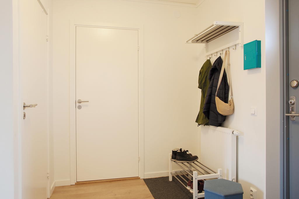 Plats för klädavhängning på hatthylla och dörrar till klädkammare och badrum 