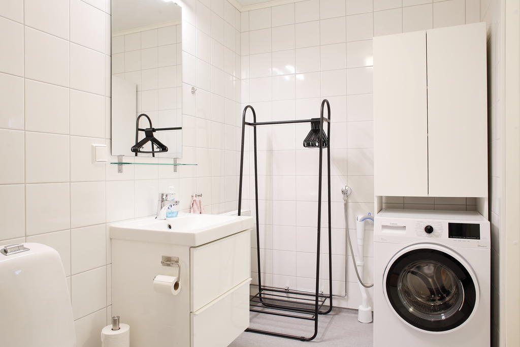 Rymligt med tvättmaskin. Observera att tvättmaskinen på bild kommer bytas ut till annan maskin från cirka 2020