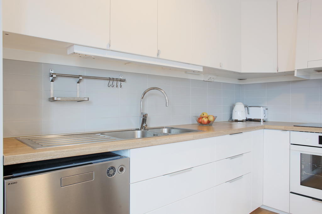 Fina bänkskivor och kakel ovanför arbetsytorna 