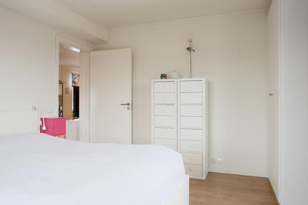 Förvaring nås i två dubbelgarderober