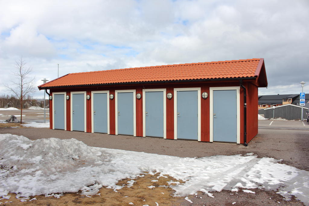 Eget, rymligt förråd i förrådslänga utanför huset samt gemensam förvaring längst ut