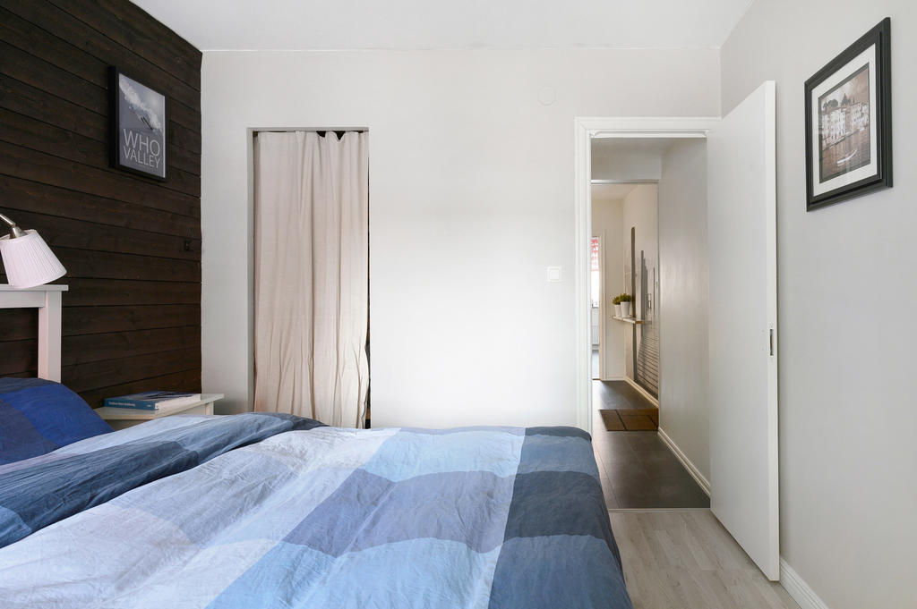 Sovrum med praktisk klädkammare