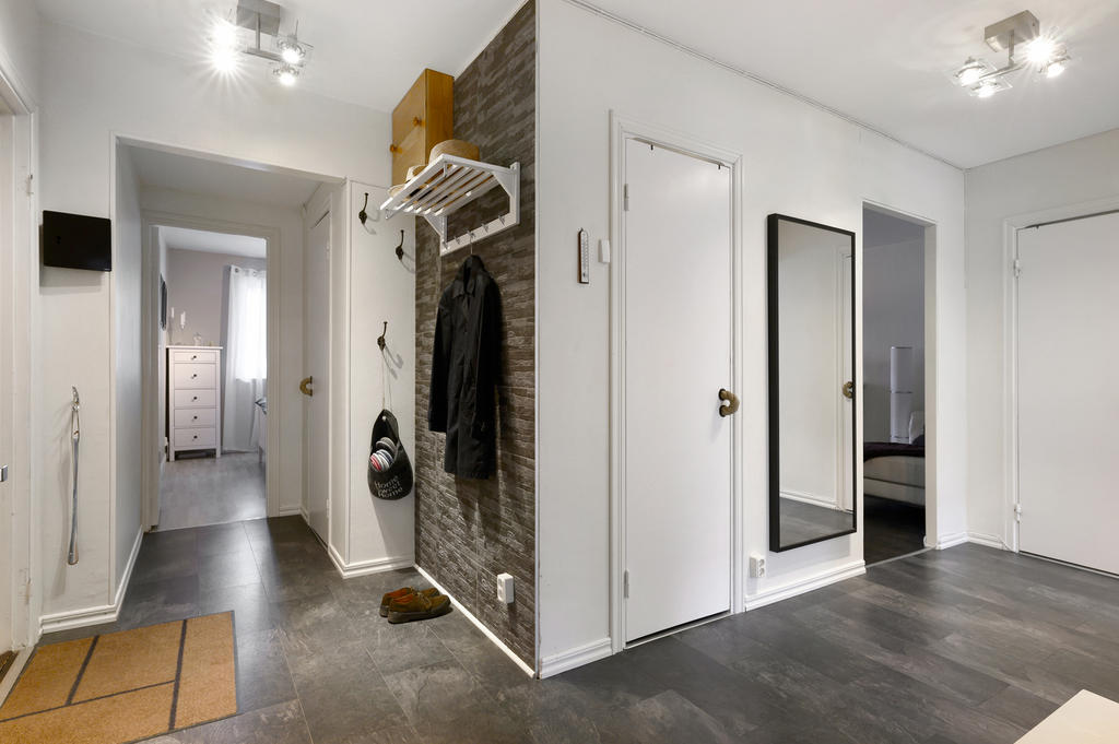 Rymlig hall med praktisk klädkammare
