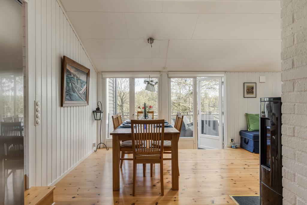 Matplats och utgång till altan