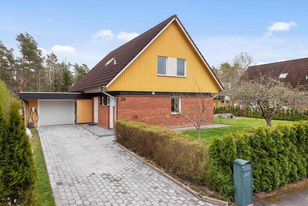 Huset och garaget, nylagd uppfart i betongsten