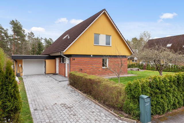 Huset och garaget, nylagd uppfart i betongsten