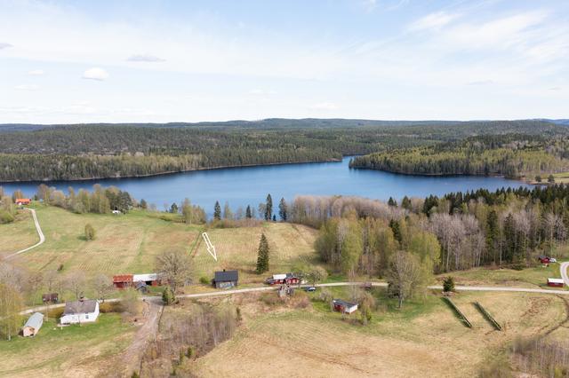 Välkommen till Gälnäs 22, belägen med fantastisk sjöutsikt i idylliska Gustavsfors!