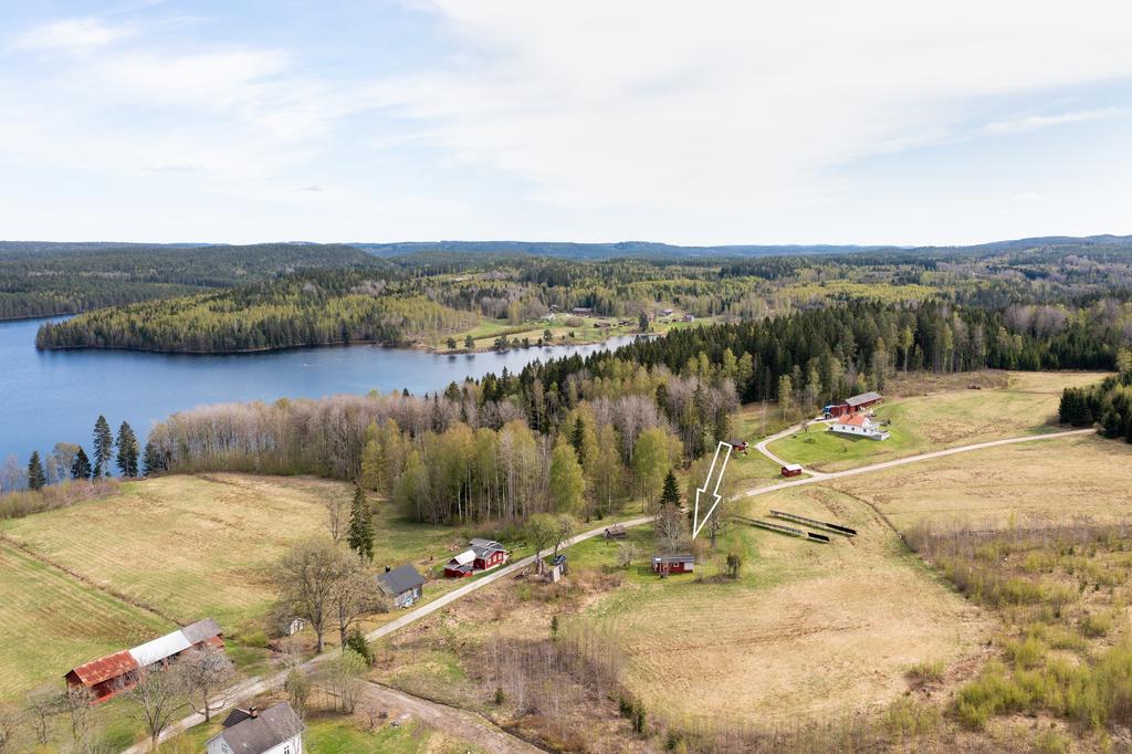 Tomten är omgiven av vackert naturlandskap. 