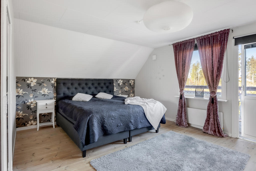 Sovrum 4, övre plan, master bedroom