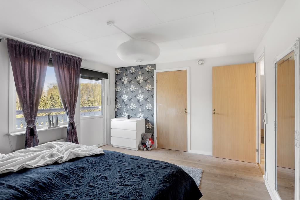 Sovrum 4, övre plan, master bedroom