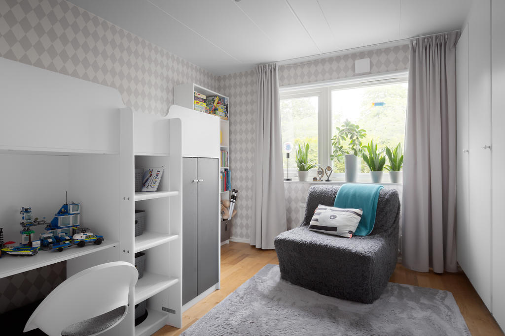 Sovrum med plats för säng och skrivbord