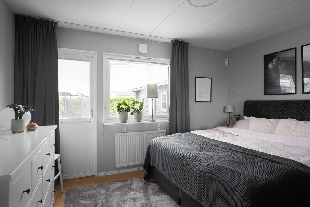 Master bedroom ett med plats för dubbelsäng och byrå och med utgång till altanen