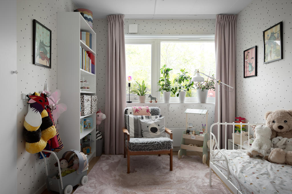 Sovrum med plats för säng och skrivbord