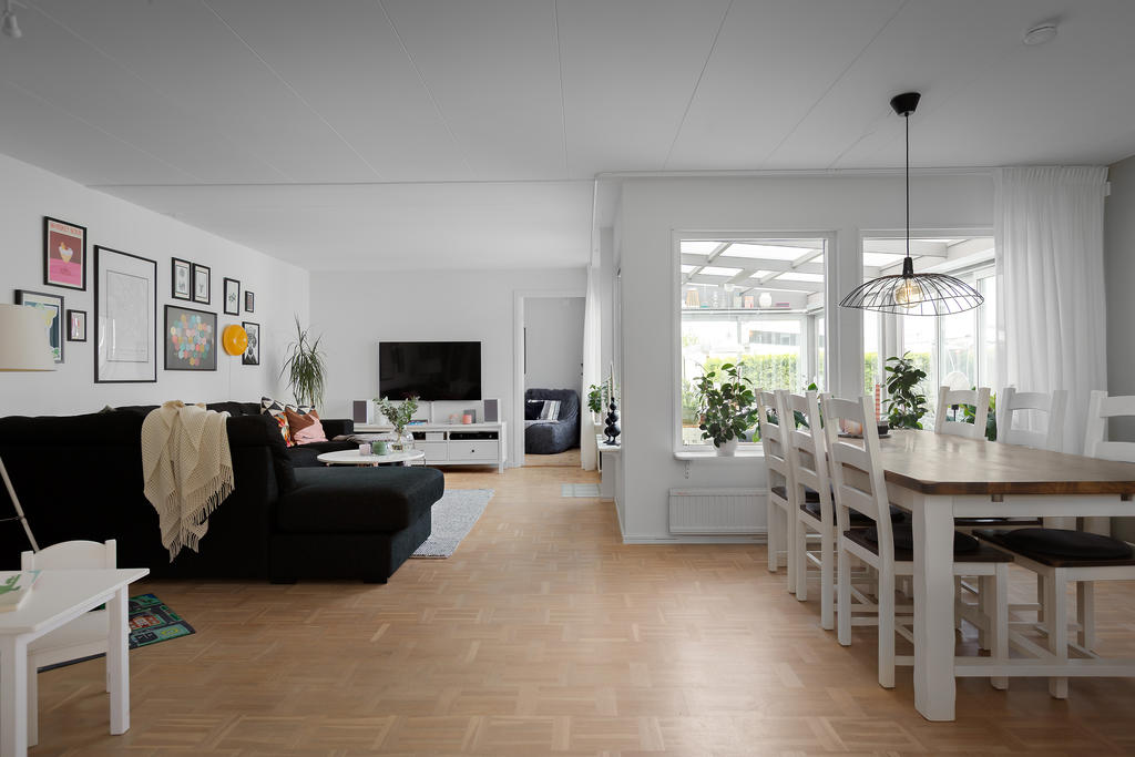 Vardagsrummet med gott om plats för soffmöblemang