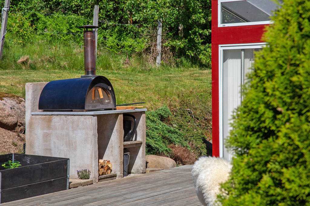 Mysig utomhusköksplats med pizzaugn