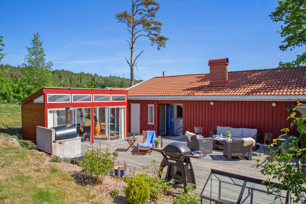 Insynsskyddad och solig altan i västerläge