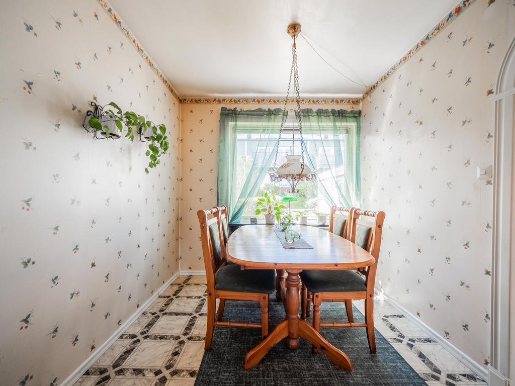 Matplats med fönster mot entrésidan