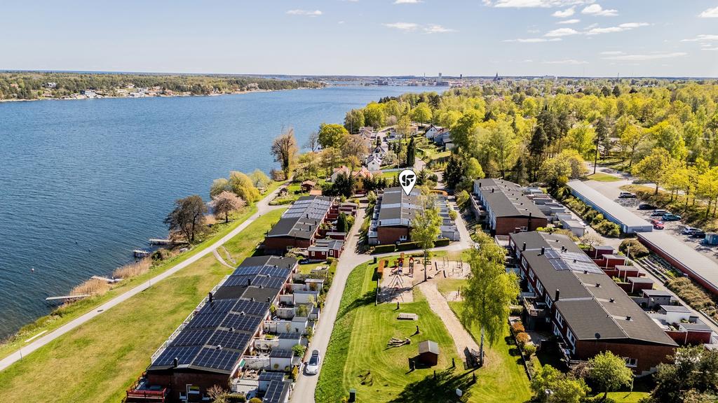 Strandpromenad längs med vattnet ända in till centrum